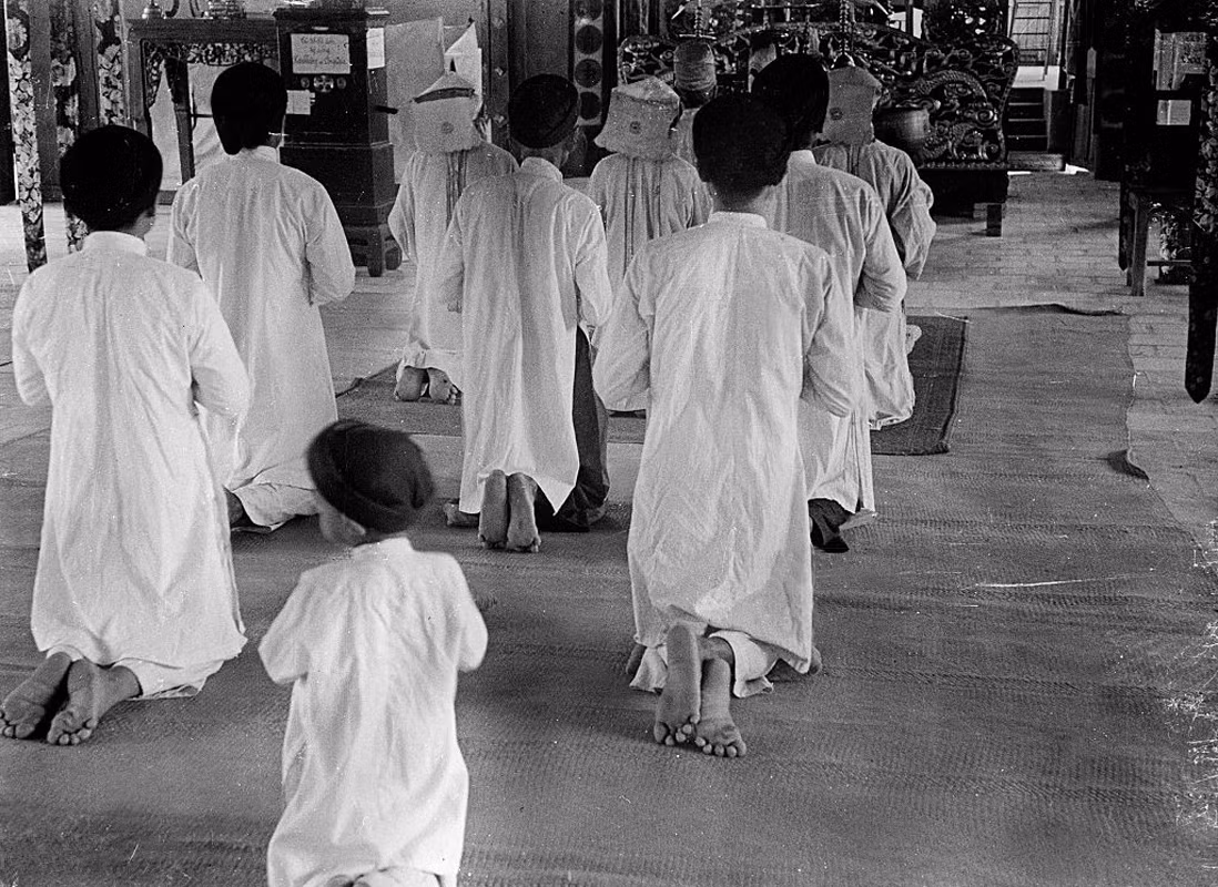 Một cậu bé tham gia buổi lễ cùng cha.