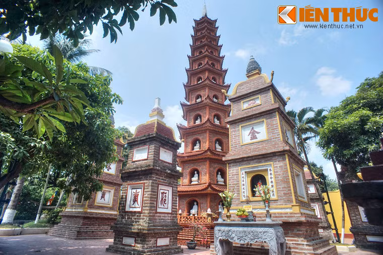 Công trình kiến trúc mang tính điểm nhấn của chùa là bảo tháp Lục độ đài sen được xây dựng năm 1998.