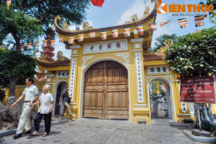 Đến đời Lê Thái Tông (1440 – 1442), chùa được gọi là chùa An Quốc. Đến thời Lê Kinh Tông (1600 – 1618) do bãi sông bị lở, chùa được dời vào một hòn đảo nhỏ trong Hồ Tây gọi là Kim Ngư (đảo cá Vàng) là địa điểm hiện tại. Vào đời vua Lê Hy Tông (1675 - 1705), chùa đổi tên thành chùa Trấn Quốc.