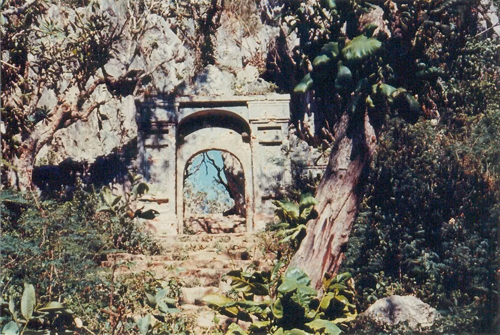 Cổng trời Ngũ Hành Sơn.