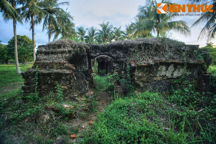 Nằm trong khuôn viên thành cổ Quảng Trị, nhà lao Quảng Trị là một chứng tích lịch sử quan trọng về cuộc đấu tranh cách mạng ở Quảng Trị giai đoạn chống Pháp và chống Mỹ.
