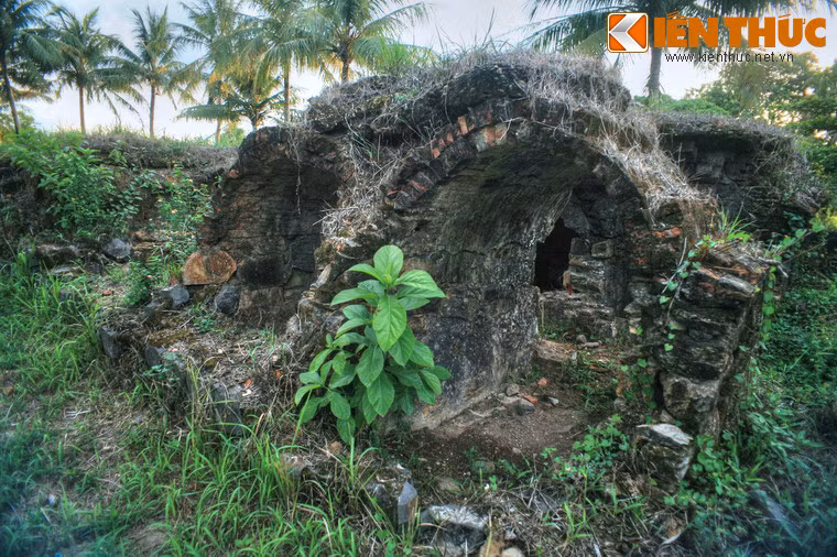 Dưới thời chính quyền Sài Gòn, nhà lao có tổng cộng bốn phòng giam, đến năm 1971 xây thêm phòng số 5. Nơi đây cón có dãy xà lim 32 phòng được xây cất bằng đá hộc nên còn gọi là “hang đá”, dùng để giam các tù nhân chính trị cộm cán. Mỗi phòng xà lim chỉ chưa đầy 3 m2, có khi giam đến 3 người.