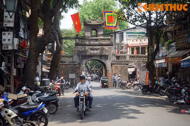 Theo sử sách, cửa ô này được xây dựng vào năm Cảnh Hưng thứ 10 (1749), có tên chữ là Đông Hà Môn (cửa Đông Hà – cửa ô ở phường Đông Hà trước kia). Đây là cửa ô được mở qua tường phía Đông của tòa thành đất bao quanh khu kinh thành Thăng Long xưa.