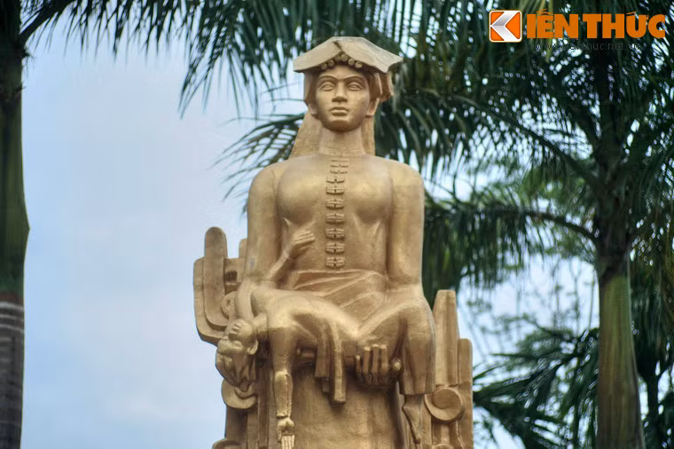 Trung tâm khu tưởng niệm là bức tượng người phụ nữ dân tộc Thái bế đứa con đã bị bom giặc giết chết trên tay, qua đó, gửi thông điệp, nhắc nhở đến thế hệ con cháu hôm nay mãi nhớ về lịch sử.