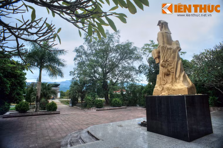 Tại một địa điểm nằm trong khu vực trại tập trung cũ, một khu tưởng niệm những người dân vô tội bị giặc Pháp thảm sát đã được xây dựng.