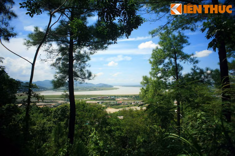 Đứng trên địa phận đền thờ Vua Quang Trung, du khách có thể phóng tầm mắt ngắm nhìn được một góc thành phố Vinh với dòng sông Lam hùng vĩ.