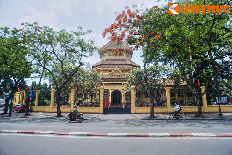 Đây là một phong cách kiến trúc kết hợp độc đáo giữa phương Đông và phương Tây do các kiến trúc sư người Pháp và sau đó là người Việt định hình từ thập niên 1920.