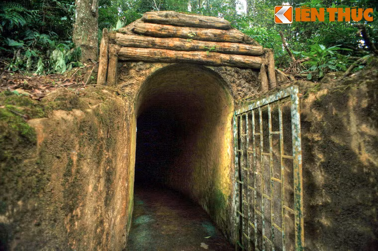 Đặc biệt, di tích Mường Phăng còn lưu giữ đường hầm xuyên núi dài 96m, nối lán làm việc của Đại tướng Võ Nguyên Giáp sang lán Phó Tổng Tham mưu trưởng Hoàng Văn Thái.