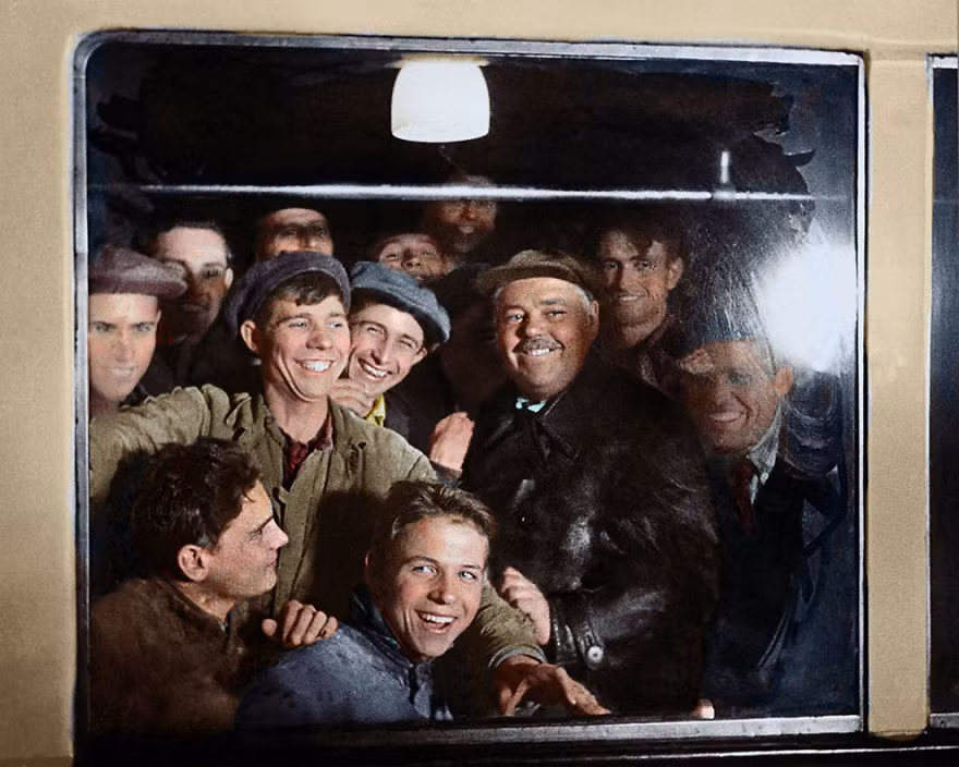 Nụ cười của những hành khách đầu tiên trên tuyến tàu điện ngầm Moscow năm 1935.