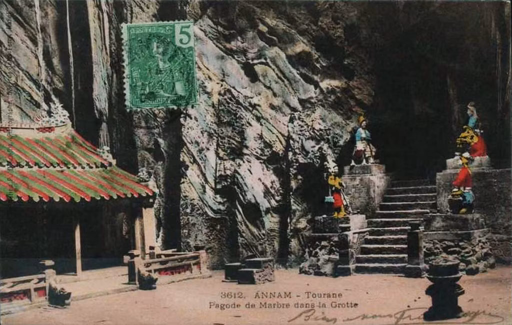 Bên trong động Huyền Không.