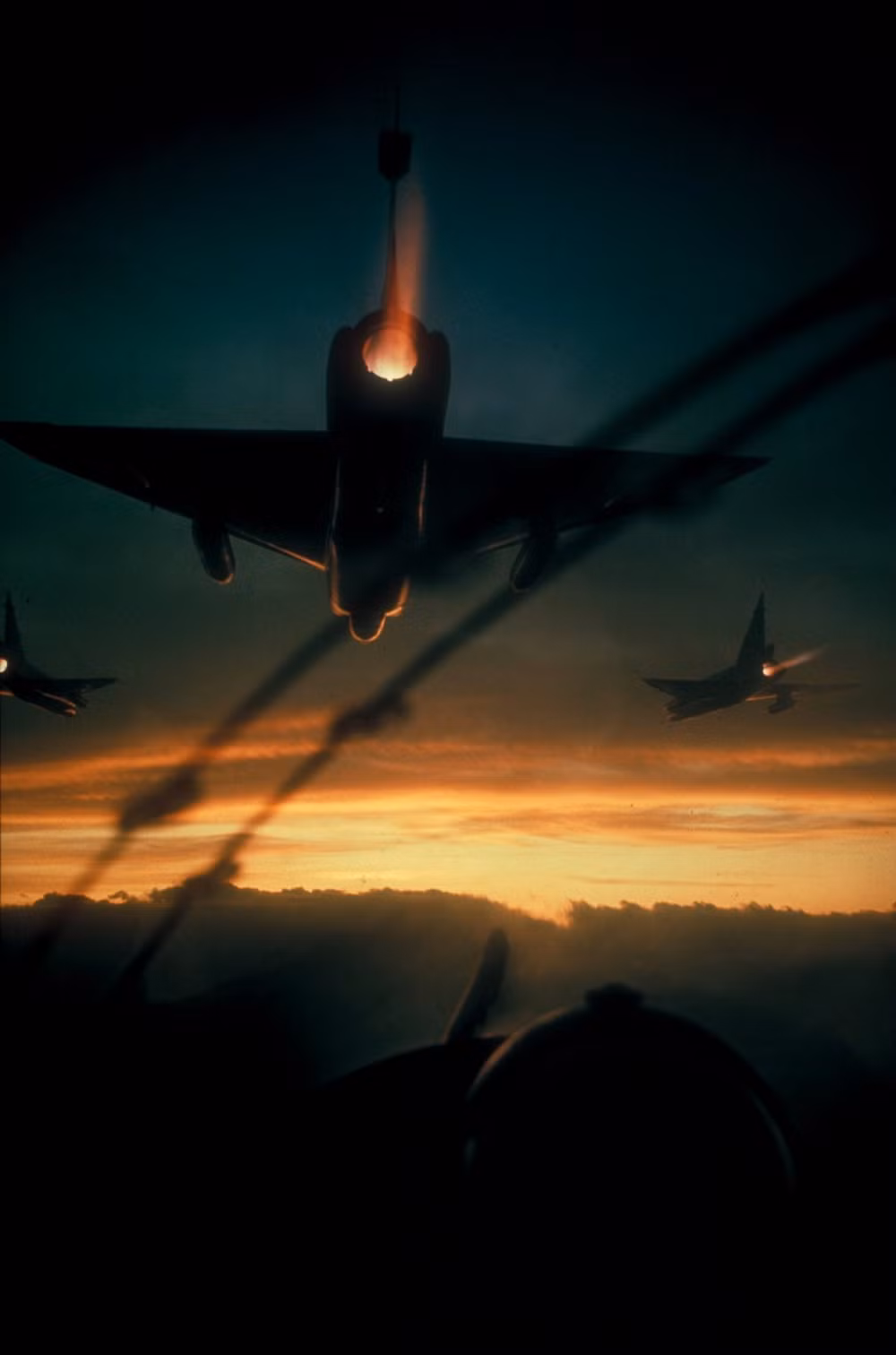 Máy bay tiêm kích đánh chặn F-102 của Mỹ thực hiện nhiệm vụ bay tuần tra lúc bình minh, 1966.