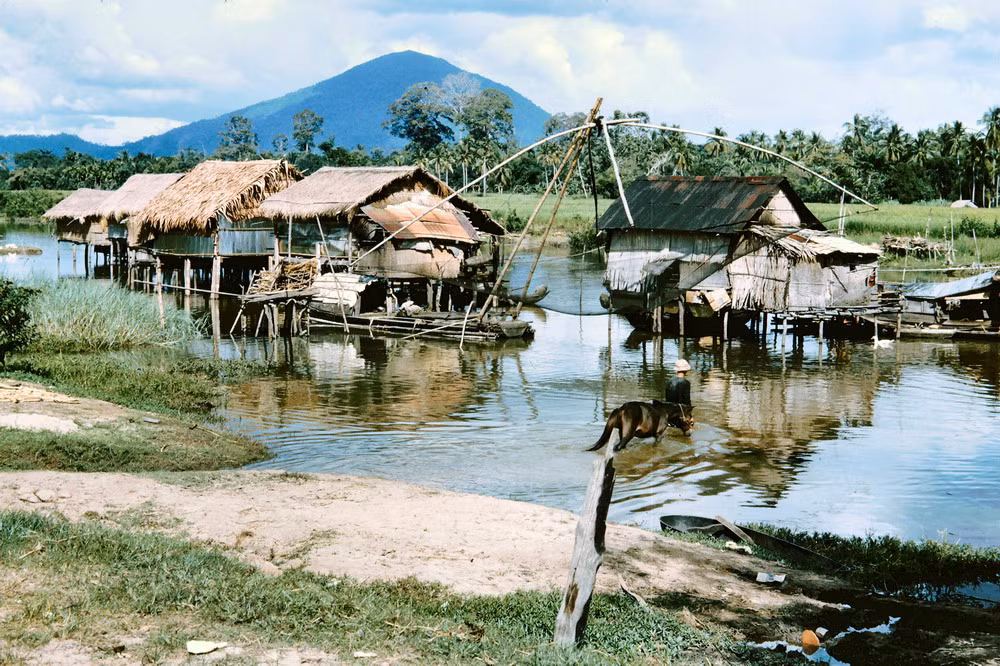 Núi Bà Đen - ngọn núi cao nhất Nam Bộ hiện lên ở chân trời.