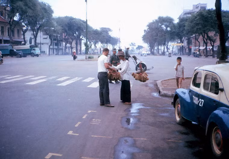 Người bán bàn chải rong.