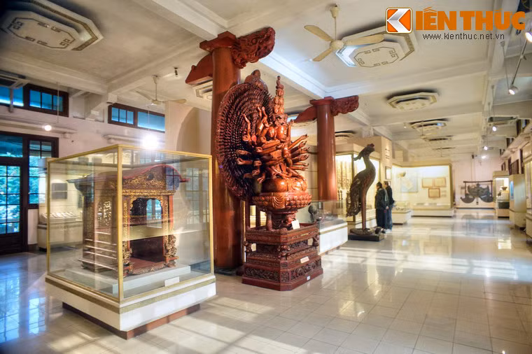 Bốn phần trọng tâm trưng bày ở nơi đây là Việt Nam thời tiền sử; Từ thời dựng nước đầu tiên đến triều Trần; Việt Nam từ triều Hồ đến Cách mạng tháng Tám năm 1945; Phòng trưng bày sưu tập điêu khắc đá Chăm Pa.