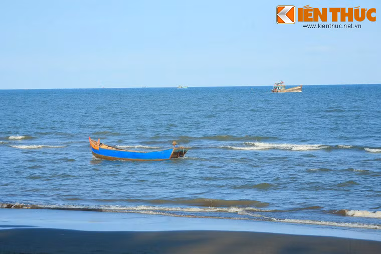 Nằm ở xã Trường Long Hoà, huyện Duyên Hải, tỉnh Trà Vinh, bãi biển Ba Động là một bãi biển đẹp và có bề dày lịch sử của khu vực đồng bằng sông Cửu Long.