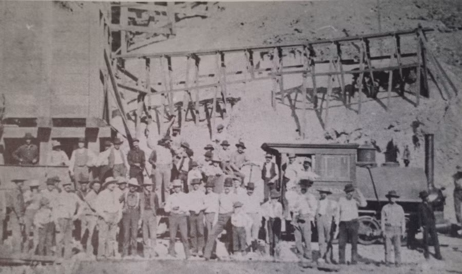 Calico đã được hồi sinh vào những năm 1950 như một điểm thu hút khách du lịch. Ngày nay, du khách đến Calico có thể quay ngược lại lịch sử bằng cách khám phá các mỏ cũ, đi xe lửa, ngắm nhìn dãy núi Calico,...