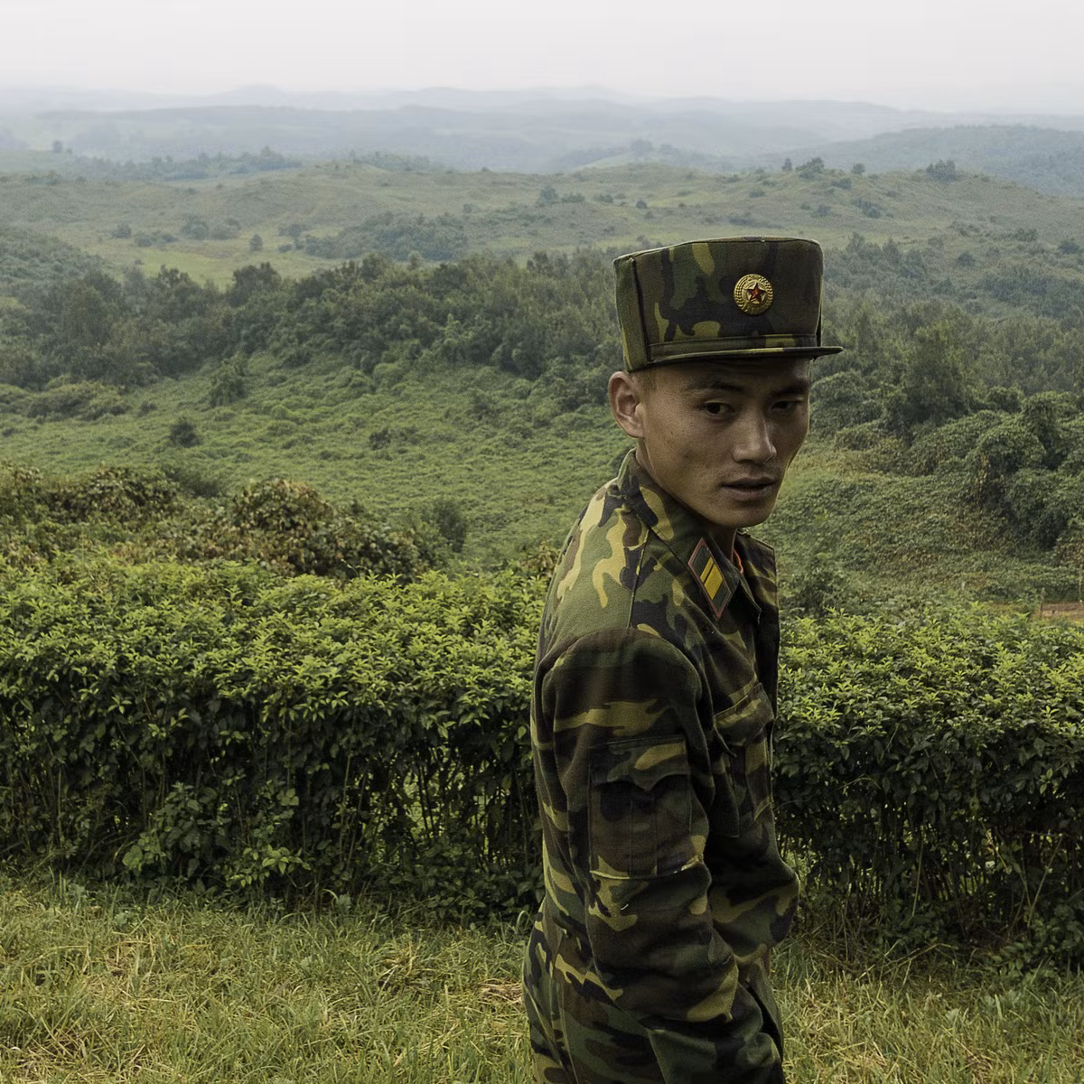 Một người lính trẻ ở Kaesong nhìn ra Khu phi quân sự phân chia hai miền Triều Tiên.