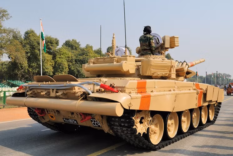 T-90S có vũ khí mạnh mẽ, hệ thống điều khiển hỏa lực hiện đại, lớp giáp bảo vệ đáng tin cậy và khả năng cơ động cao.