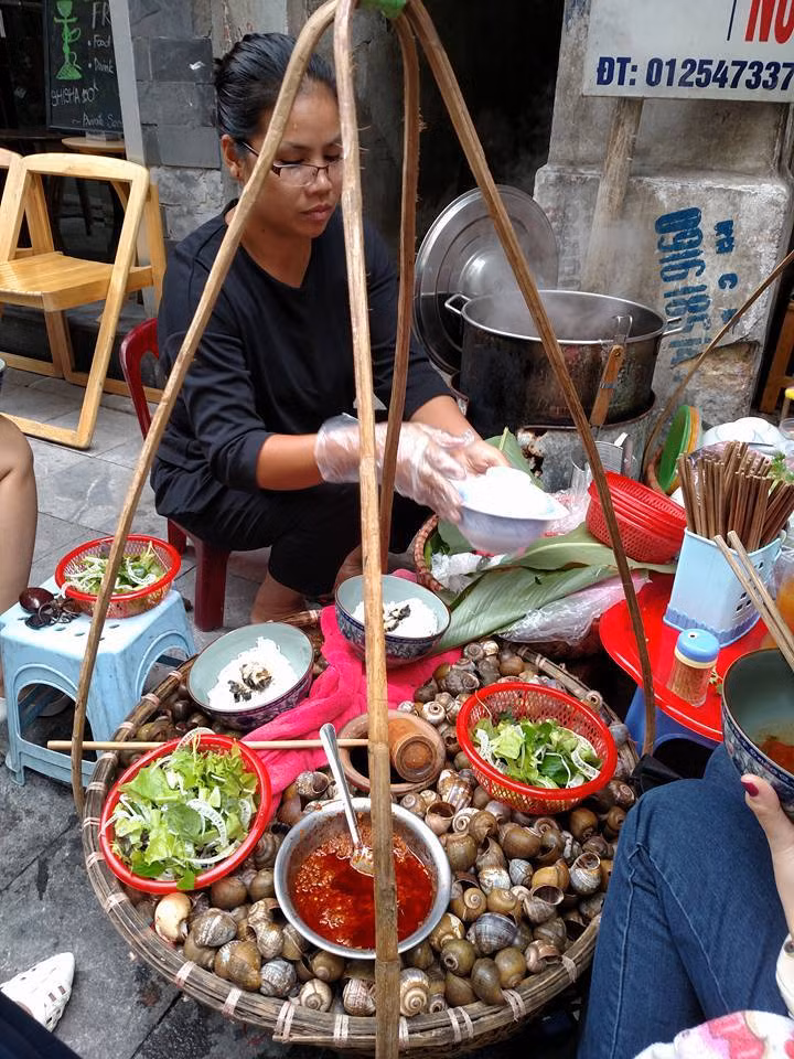 Bún ốc cô Giang - 40 Lương Ngọc Quyến: Quán bún ốc cô Giang nằm ở vỉa hè số 40 Lương Ngọc Quyến được nhiều người ưa thích bởi có vị đặc trưng của bún ốc cổ với bún rối, ốc, cà chua, hành lá, tía tô và thơm mùi dấm bỗng. Ảnh: Lê Tiến Đạt