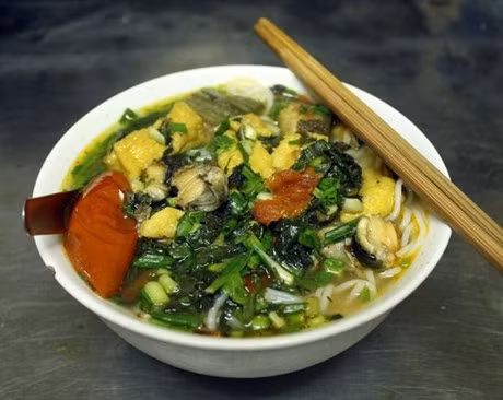 Bún ốc chợ Đồng Xuân: Bí quyết bún ốc chợ Đồng Xuân là nguyên liệu được lựa chọn kỹ, ốc là ốc nhồi to, chuối xanh ninh nhừ, đậu rán vàng, rau sống tươi ngon.