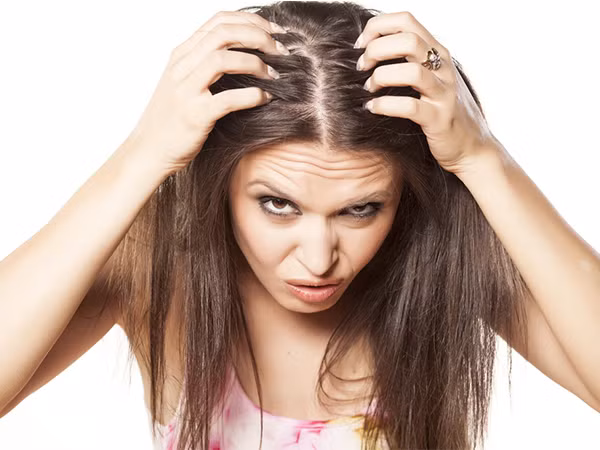 Chăm sóc chân tóc: Phần chân tóc khỏe mạnh là điều kiện thiết yếu để ngăn ngừa nguy cơ gãy rụng. Hãy chú ý đến việc chăm sóc tóc từ bên trong bằng dinh dưỡng cân bằng hoặc các sản phẩm dưỡng tóc để đảm bảo chân tóc luôn chắc khỏe.