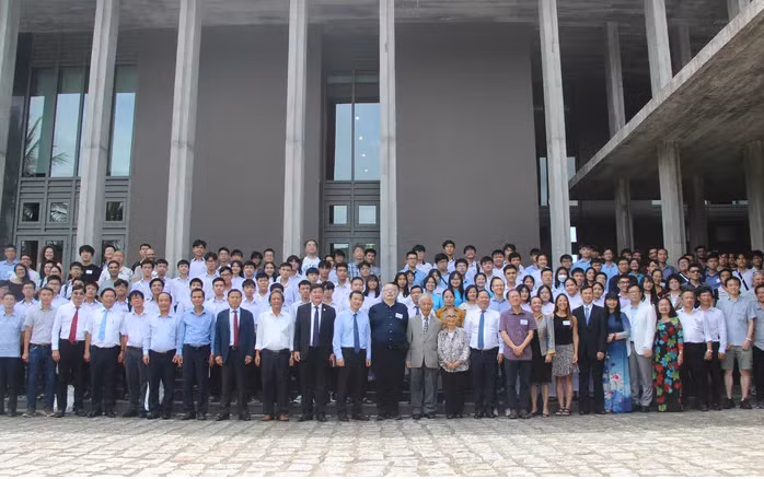 Ngày 11/7, Hội Gặp gỡ Việt Nam (Rencontres du Vietnam, Pháp) phối hợp với Bộ KH&amp;CN, UBND tỉnh Bình Định tổ chức hội nghị Điện tử lượng tử Topo và lễ thắp đuốc khoa học nhằm chào mừng Năm Quốc tế khoa học cơ bản vì sự phát triển bền vững lần đầu tiên trên thế giới tại Quy Nhơn, Bình Định. Ảnh: Ngọc Oai.