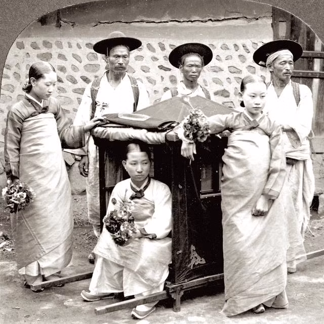 Một cô dâu bên kiệu hoa.