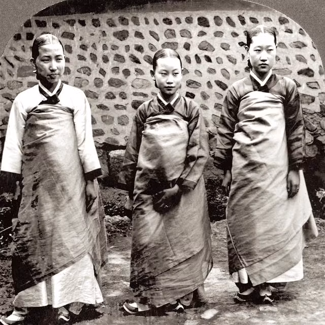 Những thiếu nữ xinh đẹp trong trang phục truyền thống.