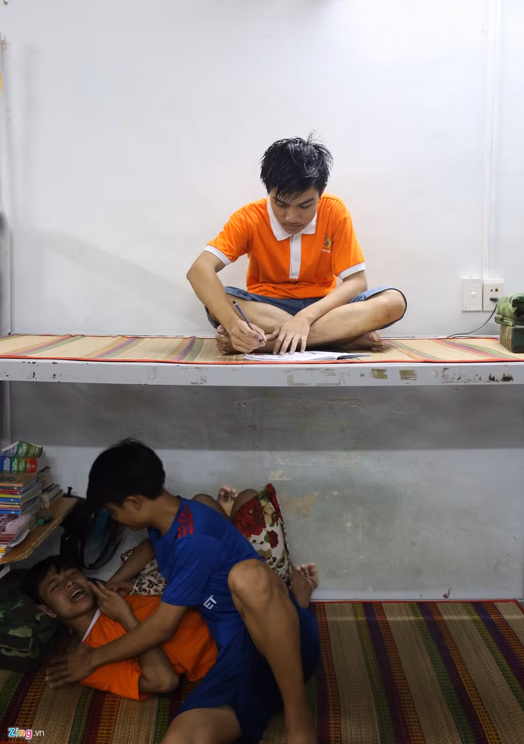 Ngoài kỷ luật, ngôi trường giáo dục học sinh theo hướng thúc đẩy khả năng của từng em bằng những “phác đồ” giáo dục riêng. Em Phạm Sĩ Hùng (giường trên) có đam mê hội họa nên tự đăng ký lớp luyện vẽ truyện tranh hàng ngày.