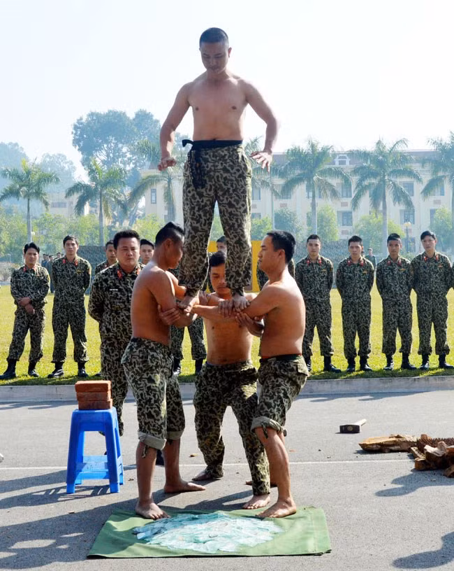 Huấn luyện tổng hợp của cán bộ, chiến đấu viên Đại đội chống khủng bố, thuộc Tiểu đoàn Đặc công 41 (Bộ Tham mưu Quân khu 3) là yêu cầu đặc biệt quan trọng, quyết định đến khả năng hoàn thành nhiệm vụ của đơn vị.