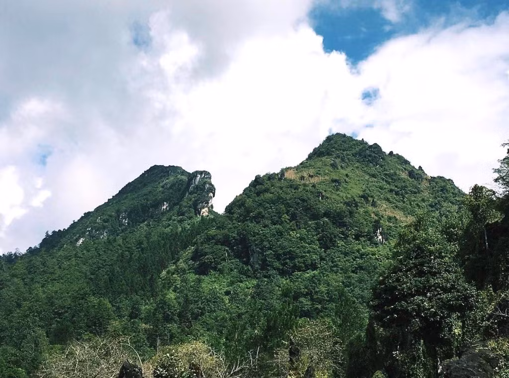 Núi Hàm Rồng (Lào Cai): Hàm Rồng là tên ngọn núi nổi tiếng nằm trong dãy Hoàng Liên Sơn hùng vĩ của Việt Nam. Núi có tên này do mang dáng dấp khá rõ nét của một chiếc đầu rồng đang ngẩng lên trời. Trang Huffington Post từng bình chọn núi Hàm Rồng là một trong những địa điểm ngắm hoàng hôn tuyệt vời. Đây cũng là nơi du khách không thể bỏ lỡ khi có dịp ghé thăm Sa Pa (Lào Cai). Vẻ đẹp hội tụ thiên nhiên, văn hóa và con người tại vùng đất này là những điều hấp dẫn bạn trong suốt hành trình.