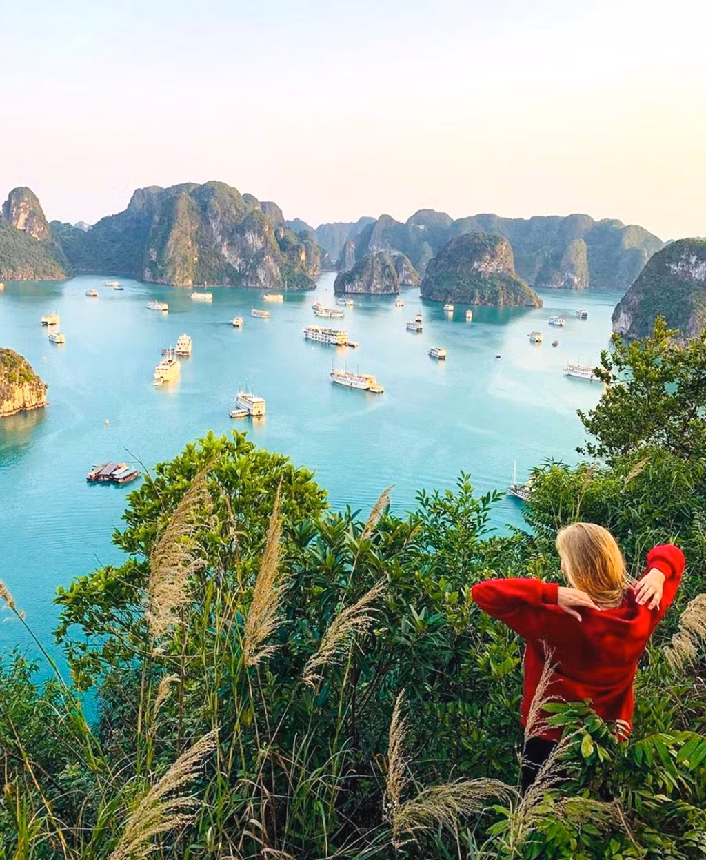 Tên gọi Hạ Long bắt nguồn từ truyền thuyết về vị trí rồng đáp xuống che chở cho đất nước. Ngày nay, du khách có thể ngắm vịnh từ trực thăng, chiêm ngưỡng sự sinh động của hệ thống đảo đá khi lênh đênh trên du thuyền hay chèo thuyền kayak. Bất kể mùa nào trong năm, vịnh Hạ Long đều chinh phục khách du lịch bởi vẻ đẹp ngỡ ngàng.