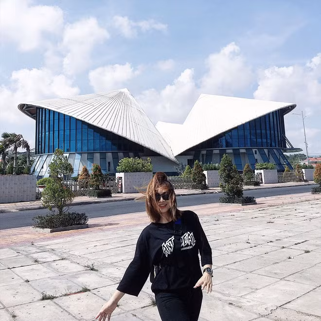 Quảng trường Hùng Vương nằm ngay trung tâm TP Bạc Liêu, được công nhận là địa điểm du lịch tiêu biểu của Đồng bằng sông Cửu Long. Nơi đây có nhiều công trình thu hút du khách check-in như "nhà hát 3 nón lá", biểu tượng đờn kìm cách điệu, được nâng đỡ trên 5 cánh sen, biểu tượng kết nghĩa Bạc Liêu - Ninh Bình...