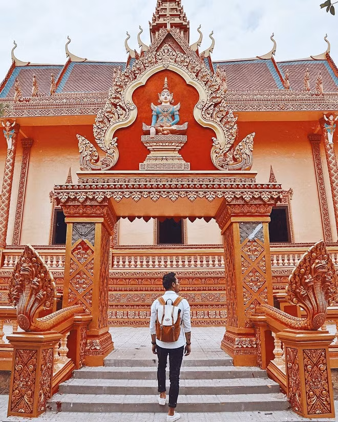 Xiêm Cán là công trình kiến trúc nghệ thuật đặc sắc của người Khmer tại TP Bạc Liêu. Tên khác của chùa là Komphir Sakor Prêchru. Đây không chỉ là nơi thờ phụng tu hành của tín đồ Phật giáo Nam tông, mà còn là trung tâm sinh hoạt văn hóa cộng đồng, nơi diễn ra các lễ hội truyền thống của người Khmer.