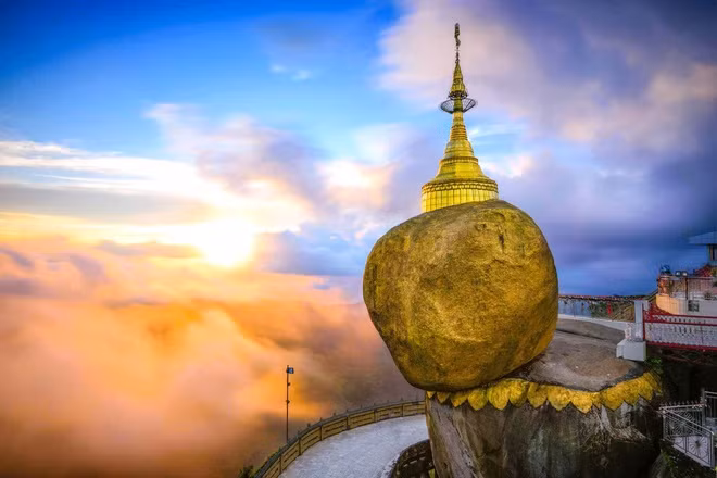 Kyaikhtiyo, ngôi chùa cổ tọa lạc ở bang Mon, Myanmar, được xây dựng trên rìa tảng đá dát vàng hình quả trứng khổng lồ ở độ cao 1.100 m so với mặt biển. Người ta tin rằng, nhờ có sợi tóc của đức Phật, hòn đá này nằm yên trên vị trí cheo leo suốt hàng nghìn năm.