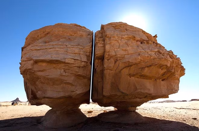 Tảng đá Al Naslaa nằm ở ốc đảo sa mạc Tayma, Arab Saudi, Tây Á. Khối đá nặng hàng trăm tấn đứng cân bằng trên một phiến đá mỏng. Năm 1883, Charles Huver phát hiện tảng đá này bị tách thành 2 nửa bằng nhau bởi vết nứt thẳng và nhẵn đến khó tin, mỗi phần cao khoảng 7 m. Nguồn gốc vết cắt đến nay vẫn chưa có lời giải thích thỏa đáng.