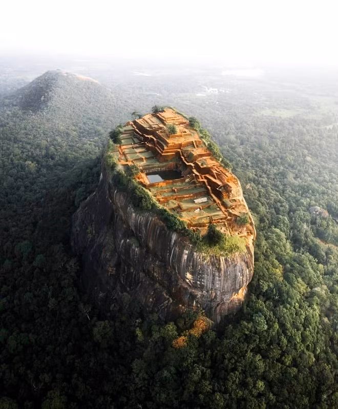 Sigiriya là một trong những di tích lịch sử có giá trị nhất của Sri Lanka. Khu phức hợp pháo đài cổ này có tầm quan trọng đối với khảo cổ học và thu hút hàng nghìn khách du lịch ghé thăm mỗi năm.