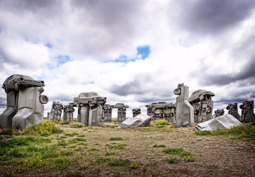 Carhenge, Mỹ: Nằm gần thành phố Alliance, Carhenge đại diện cho phiên bản Stonehenge của Mỹ với 38 chiếc xe cổ, tất cả đều được phủ sơn màu xám và sắp xếp thành một vòng tròn. Kiến trúc sư Jim Reinder đã hoàn thành công trình vào tháng 6 năm 1987. Bên cạnh Carhenge, du khách có thể tham quan một số tác phẩm nghệ thuật khác được làm từ những chiếc xe cũ và sơn nhiều màu sắc khác nhau.