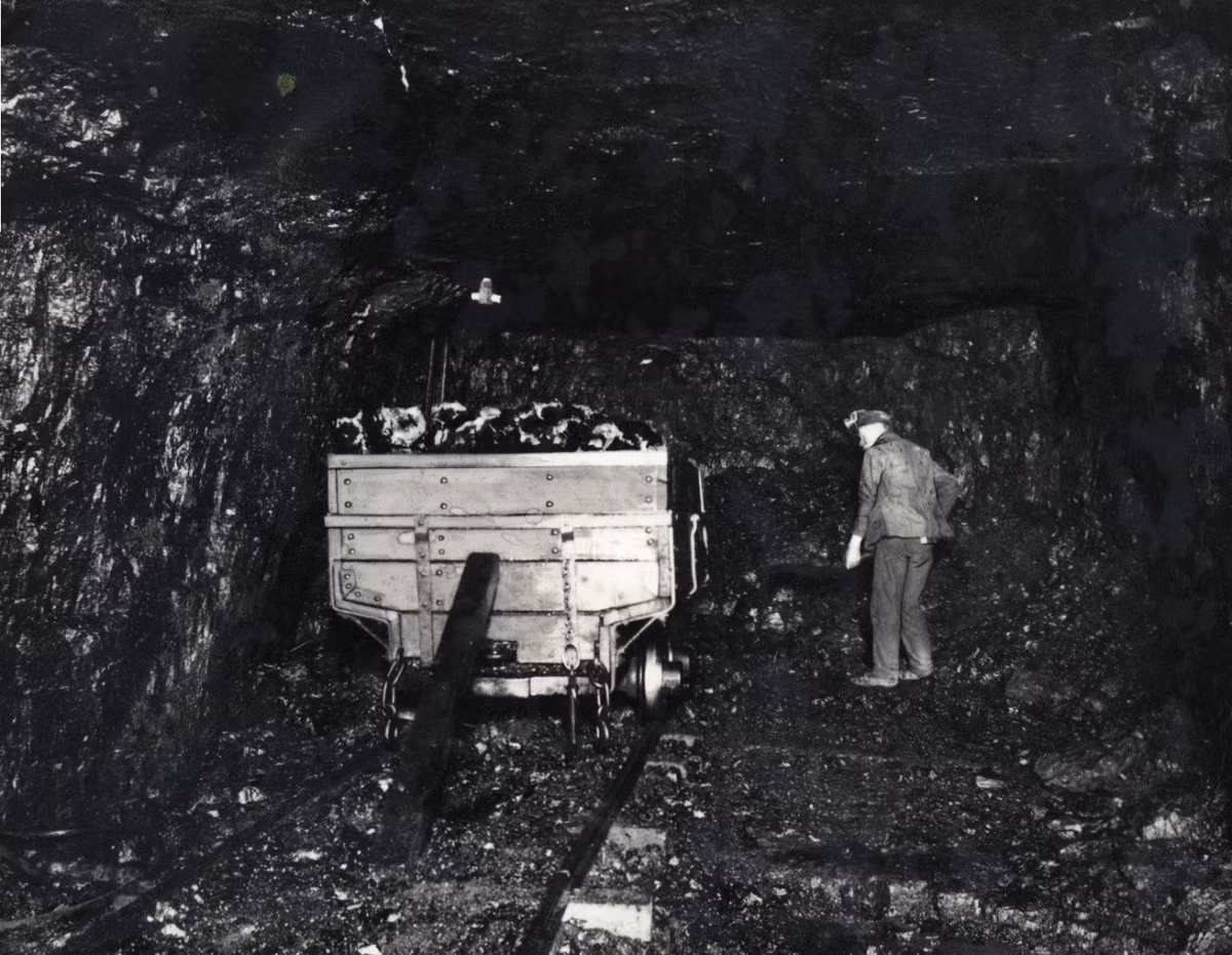  Vụ nổ mỏ than ở thị trấn Centralia, quận Columbia, bang Pennsylvania, Mỹ ngày 25/3/1947, khiến 111 người thiệt mạng, 8 người khác được giải cứu nhưng sau đó cũng qua đời vì bị thương quá nặng. Trong vụ tai nạn, chỉ có 31 người thoát chết. Thị trấn hiện được biết đến nhiều hơn với ngọn lửa ngầm vĩnh cửu, từng là nguyên mẫu của ngọn lửa trong trò chơi và bộ phim “Ngọn đồi im lặng” (Silent Hill). Cụ thể, thị trấn Centralia bắt đầu bốc cháy từ năm 1962, rác thải ở một hố than đã đốt cháy một mạch than ở dưới lòng đất bị bỏ hoang lâu năm, lượng than này bị cháy đã dẫn tới gây cháy các mạch than đá khác, tạo ra một đám cháy khủng khiếp. Chính quyền bang đóng cửa Centralia năm 1992 và phần lớn cư dân đã rời đi. Ngày nay, chỉ có hơn chục người còn sống ở đó.