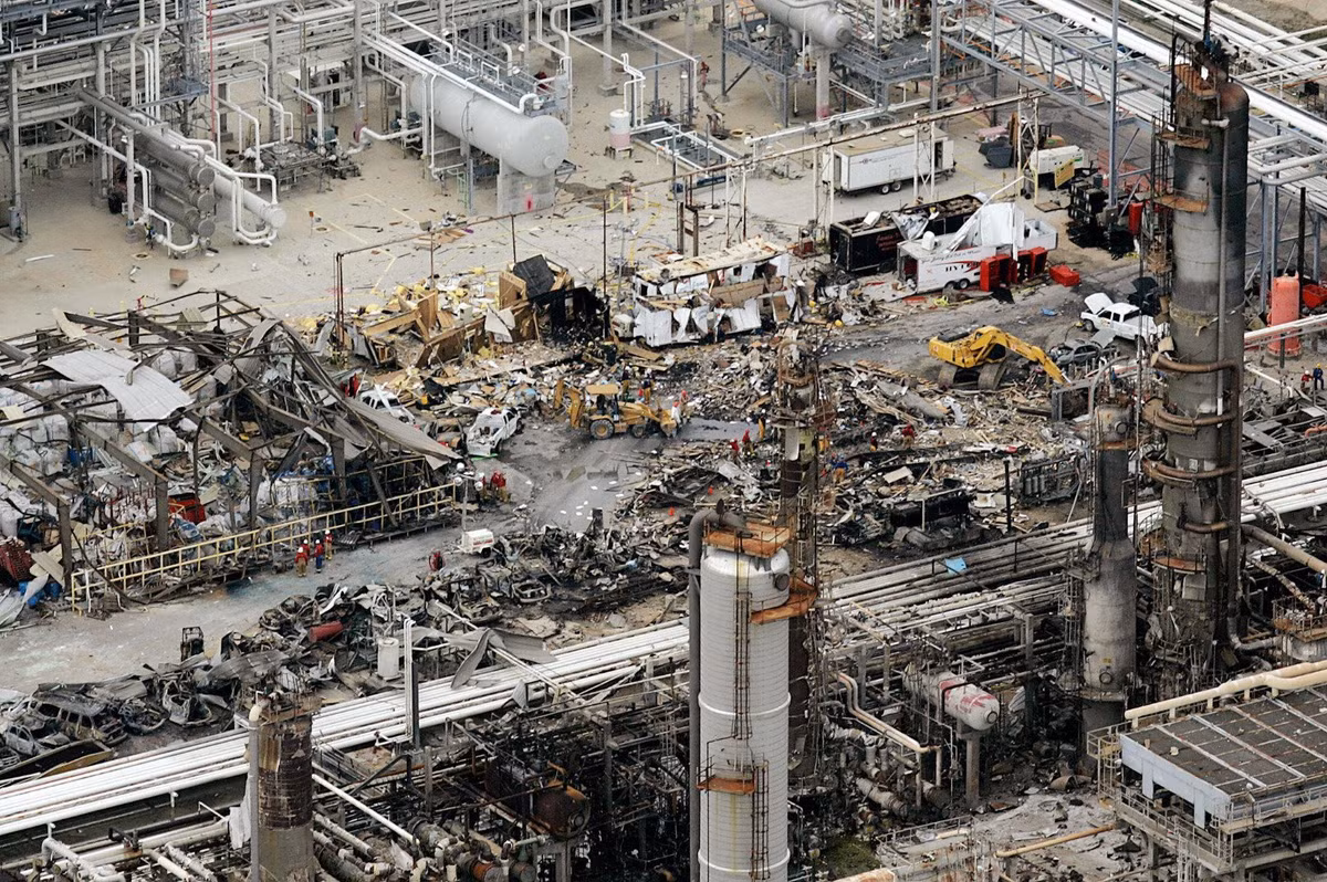  Vụ nổ tại nhà máy sản xuất nhựa vận hành bởi công ty Phillips Petroleum vào ngày 23/10/1989, Pasadena, Texas. Do sự bất cẩn trong giám sát của các nhân viên, một vụ rò rỉ khí đốt lớn đã xảy ra và gây ra các vụ nổ lớn tương đương với 2,5 tấn chất nổ. Phải mất hơn 10 giờ lính cứu hỏa mới dập tắt được ngọn lửa. Vụ nổ khiến 23 người thiệt mạng, 314 người khác bị thương.