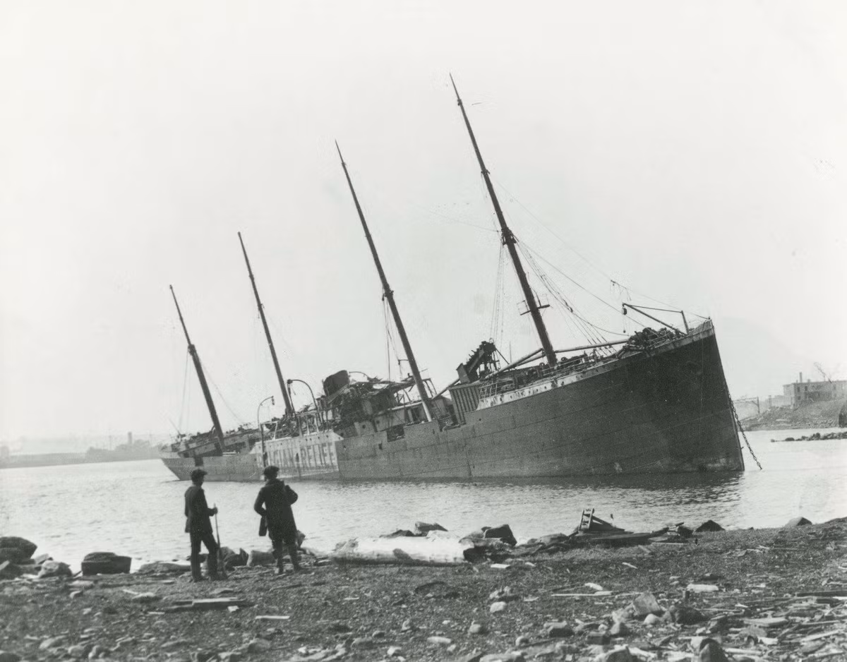  Vụ nổ Halifax vào ngày 6/12/1917 là thời điểm đánh dấu khoảnh khắc kinh hoàng tại Halifax (bang Nova Scotia, Cananda), nơi chứng kiến vụ va chạm trên biển khủng khiếp bậc nhất trong lịch sử nhân loại. Vụ nổ mang tên Halifax xảy ra giữa tàu SS Mont-Blanc của Pháp và tàu SS Imo của Na Uy tại bến cảng Halifax (Canada). Trong khi đó, tàu SS Mont-Blanc chở loại “hàng hóa rất nguy hiểm” gồm hàng trăm thùng chứa thuốc nổ TNT, axit Picric, nhiên liệu rất dễ cháy benzole và bông thuốc súng. Vụ va chạm đã khiến gần 12.000 người thương vong, toàn bộ các công trình, tòa nhà trong bán kính 800 m sụp đổ trong tro bụi.