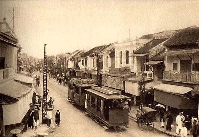 Đường cái quan phố Hàng Đào thuộc Hà Nội, nơi có đường xe điện chạy từ Bờ Hồ đến Hàng Đậu và lên Bưởi. Xe điện leng keng là thanh âm quen thuộc ở Hà Nội đầu thế kỷ 20.