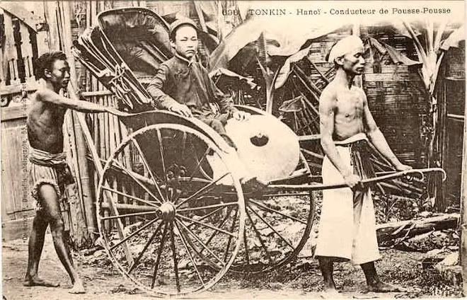 Người kéo xe tay ở Hà Nội. Đây là phương tiện giao thông chủ yếu ở Bắc Kỳ đầu thế kỷ 20. Trong hình là xe kéo với hai phu thay nhau chạy và đẩy trên đường, thuộc loại phu đường dài.