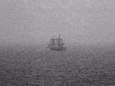 9. The Mary Celeste: Có lẽ câu chuyện về những con tàu ma ngoài đời thực nổi tiếng nhất chính là Mary Celeste, được tìm thấy ở Đại Tây Dương vào năm 1872 trong tình trạng hoàn toàn không bị tổn thương với tất cả các cánh buồm vẫn lành lặn, đồ đạc cá nhân của thủy thủ đoàn còn nguyên vẹn và hơn 1.500 thùng rượu. Tuy nhiên, xuồng cứu sinh, nhật ký thuyền trưởng và toàn bộ thủy thủ đoàn đã biến mất. Đây không thể là cuộc tấn công của cướp biển nên người ta cho rằng đây là cuộc nổi loạn của thủy thủ đoàn, giết người hoặc ăn phải thực phẩm độc hại dẫn đến sự ra đi của tất cả mọi người... Lời giải thích hợp lý nhất có thể là do một cơn bão hoặc một số vấn đề kỹ thuật, buộc phi hành đoàn ngay lập tức từ bỏ con tàu, lên xuồng cứu sinh và sau đó chết trên biển. 