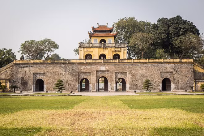 Theo sách “Việt Nam sử lược”, Thăng Long (Hà Nội) là vùng đất được nhiều triều đại chọn làm kinh đô nhất: 2 vị vua (An Dương Vương, Phùng Hưng) và 5 triều đại phong kiến (Ngô, Lý, Trần, Hậu Lê, Mạc) từng chọn vùng đất này để định đô.