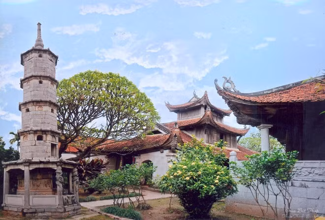 Quận Ba Đình có nhiều chùa nổi tiếng, trong đó nổi bật là chùa Một Cột và chùa Bút Tháp. Đây là 2 trong số những ngôi chùa biểu tượng của thủ đô và cả nước ta.