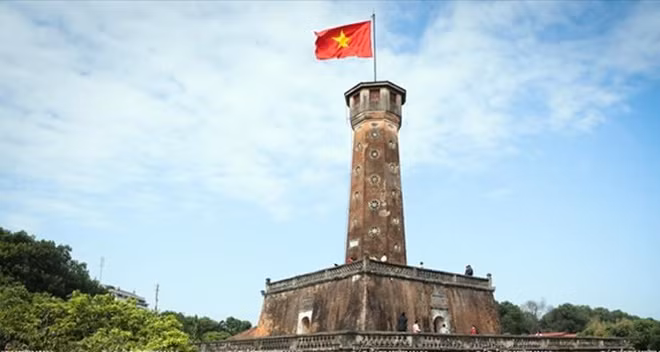 Theo Cổng thông tin điện tử Hà Nội, cột cờ Hà Nội nằm trong khuôn viên của Bảo tàng Lịch sử Quân sự Việt Nam, đường Điện Biên Phủ, quận Ba Đình, Hà Nội.