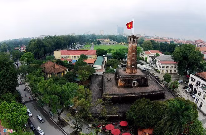Cột cờ Hà Nội gồm 3 tầng, tầng một cao 3,2 m, tầng hai 3,7 m, tầng ba 5,1 m. Từ tầng một đến ba đều có cầu thang dẫn lên.