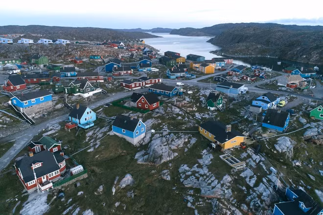 Greenland, hòn đảo thuộc chủ quyền của Đan Mạch, nằm phía trên Canada và vươn ra Bắc Cực. Theo World Atlas, đây là đảo lớn nhất thế giới với diện tích tự nhiên hơn 2,1 triệu km2. Diện tích hòn đảo này còn lớn hơn nhiều quốc gia khác.
