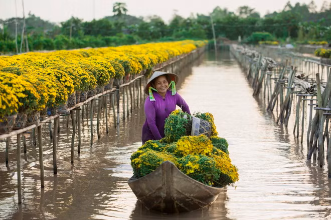 Các nhà nghiên cứu đưa ra nhiều ý kiến khác nhau về ý nghĩa địa danh Sa Đéc. Địa chí Đồng Tháp cho biết Sa Đéc có thể là chợ sắt/ chợ bán sắt theo tiếng Khmer, hoặc tên một vị nữ thủy thần của người Chân Lạp, thường được người dân trong vùng thờ trên sông, hoặc tên một vị thần được thờ ở nhiều nơi. Cách lý giải Sa Đéc là tên một vị thần được nhiều người ủng hộ hơn cả.